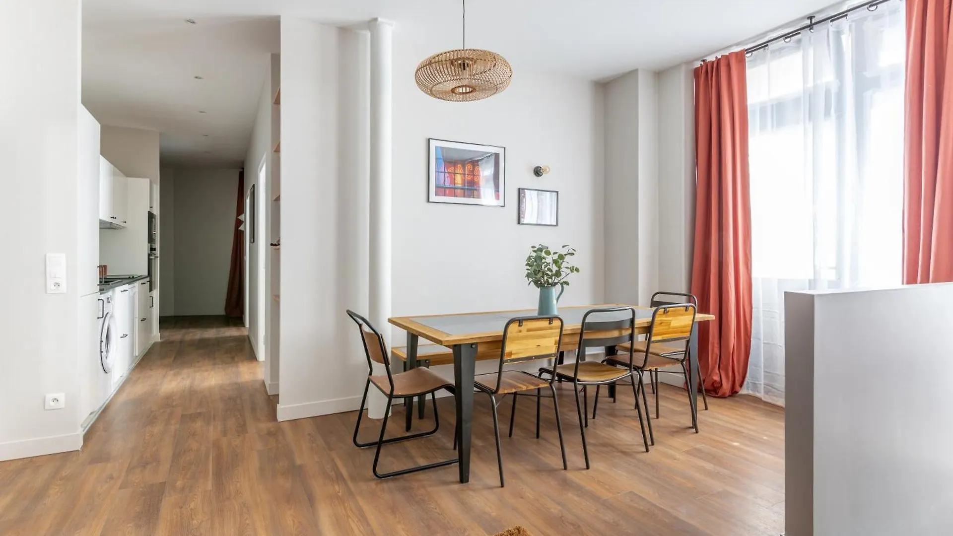 Lounge In A Cosy Apartment On Canal Saint-Martin 파리 0*,  프랑스