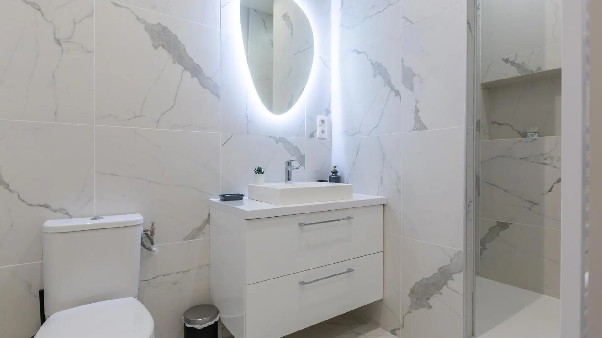 Lounge In A Cosy Apartment On Canal Saint-Martin 파리 0*,  프랑스