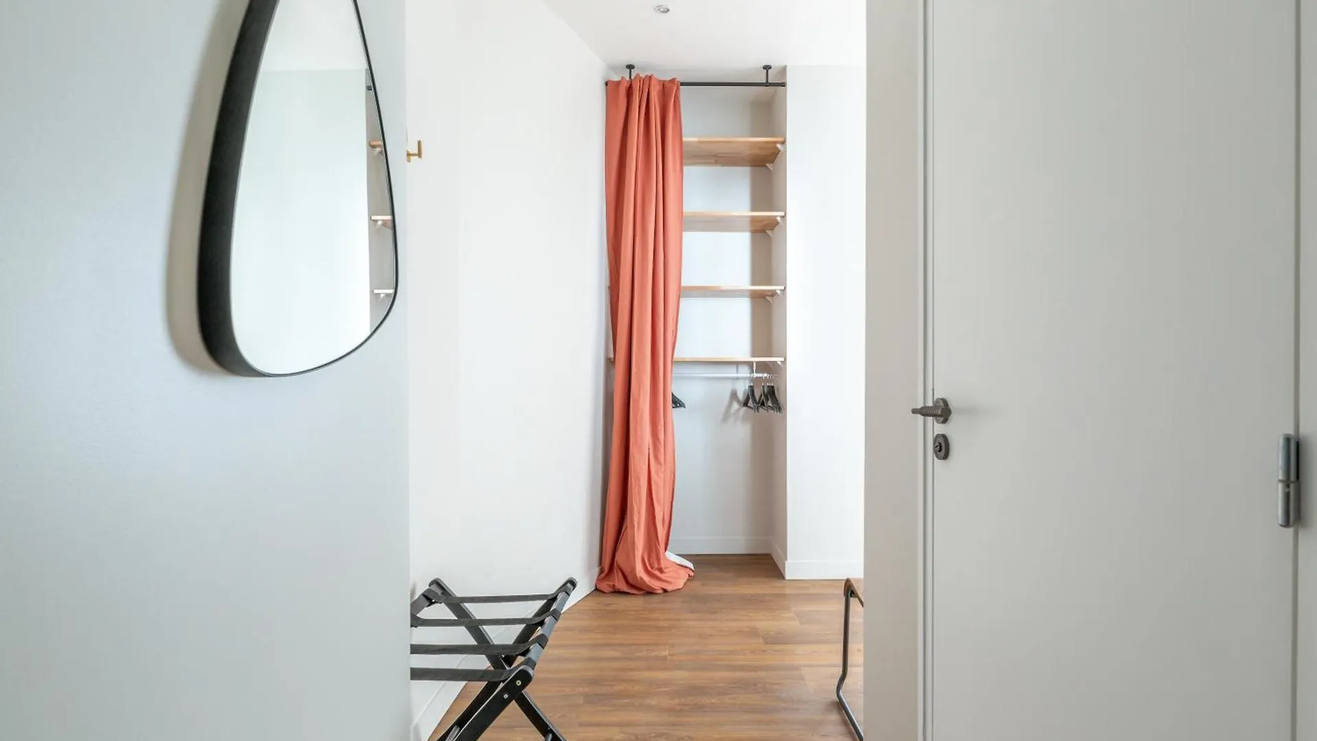 Lounge In A Cosy Apartment On Canal Saint-Martin 파리