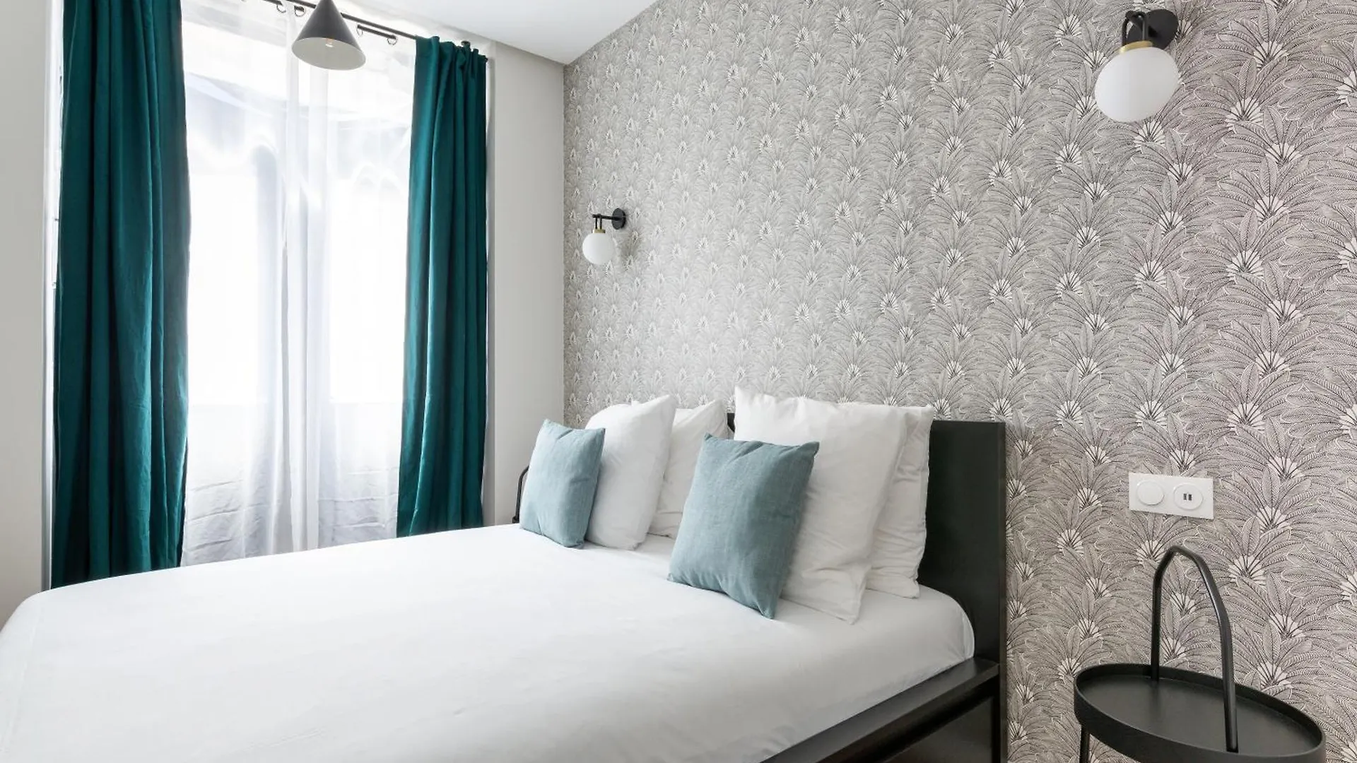 Lounge In A Cosy Apartment On Canal Saint-Martin 파리