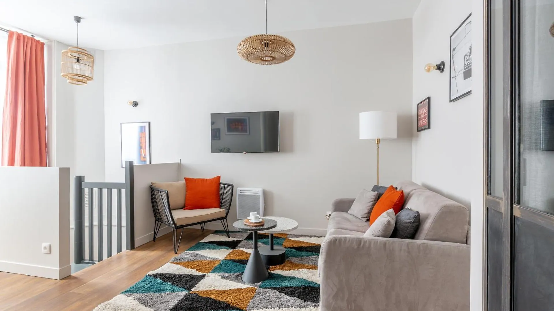 Lounge In A Cosy Apartment On Canal Saint-Martin 파리 프랑스