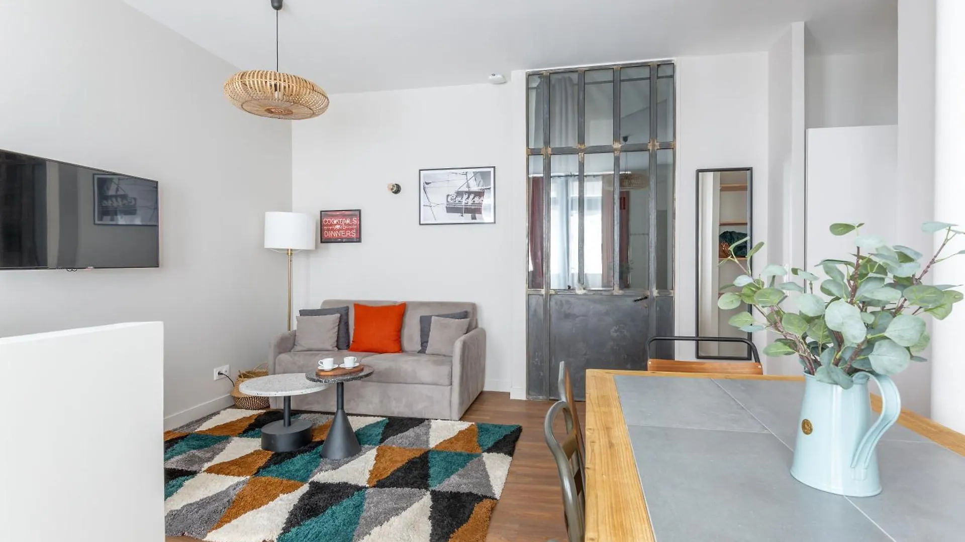 Lounge In A Cosy Apartment On Canal Saint-Martin 파리